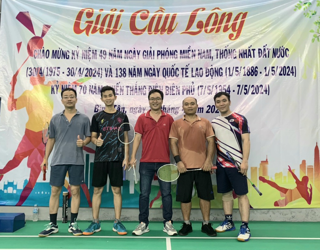 Giải cầu lông chào mừng Lễ 30/4 và 1/5 Bệnh viện quận Bình Tân:  Kịch tính ngay trận đấu mở màn